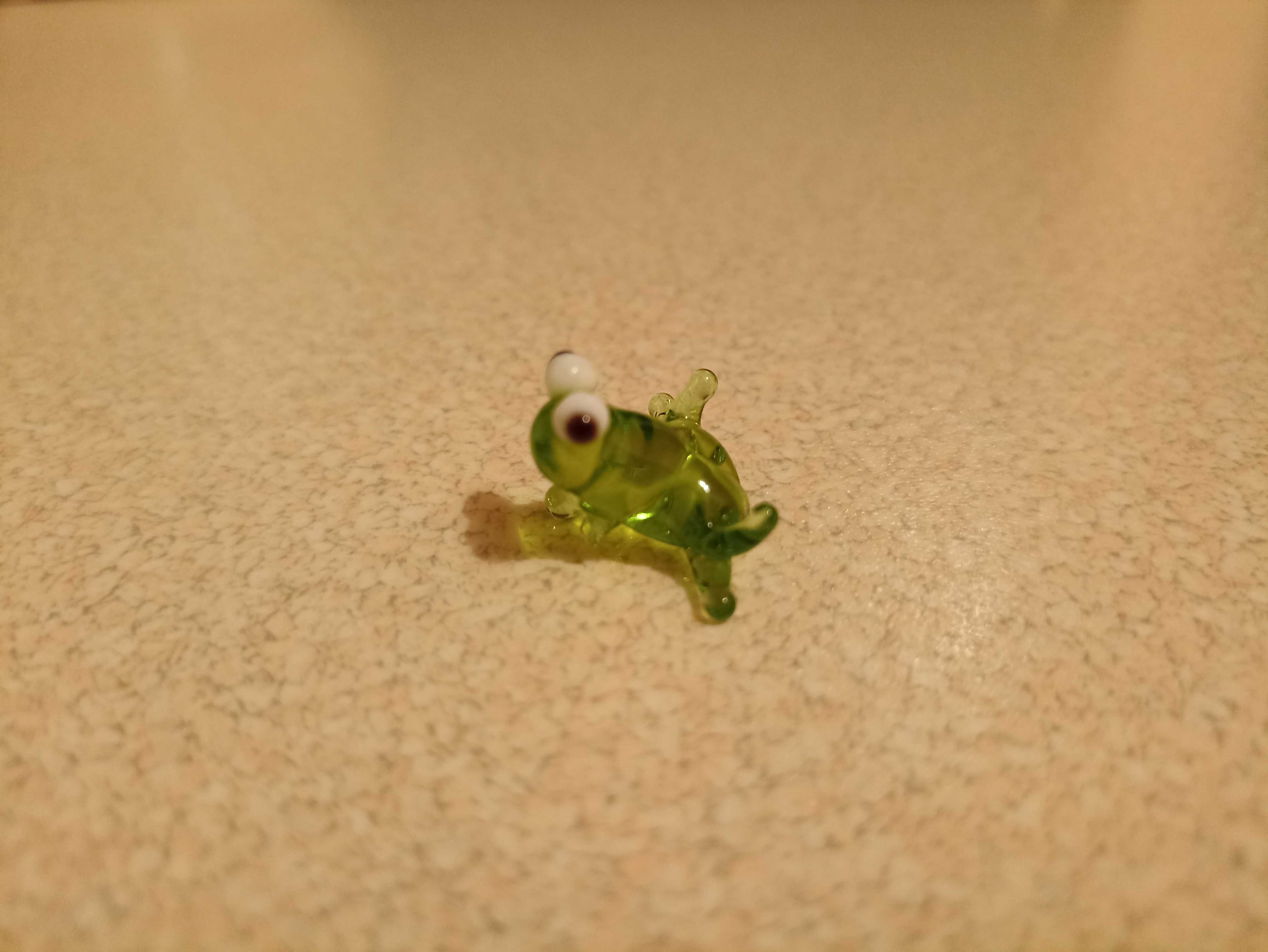 Figurka żabki ze szkła kolekcjonerska