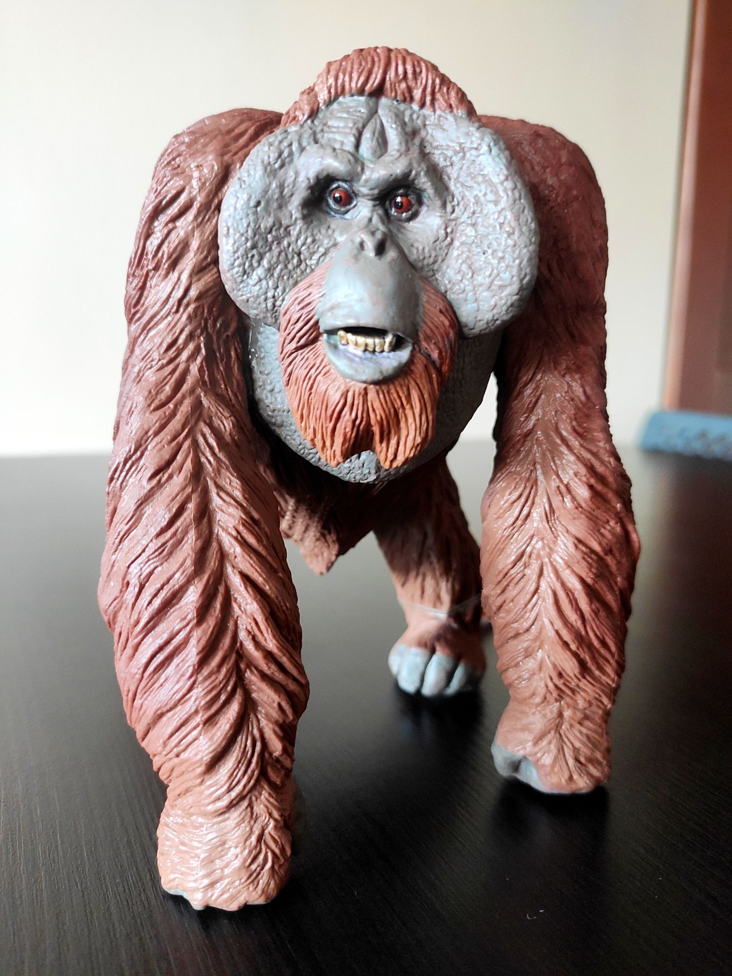 Figurka małpy orangutana.