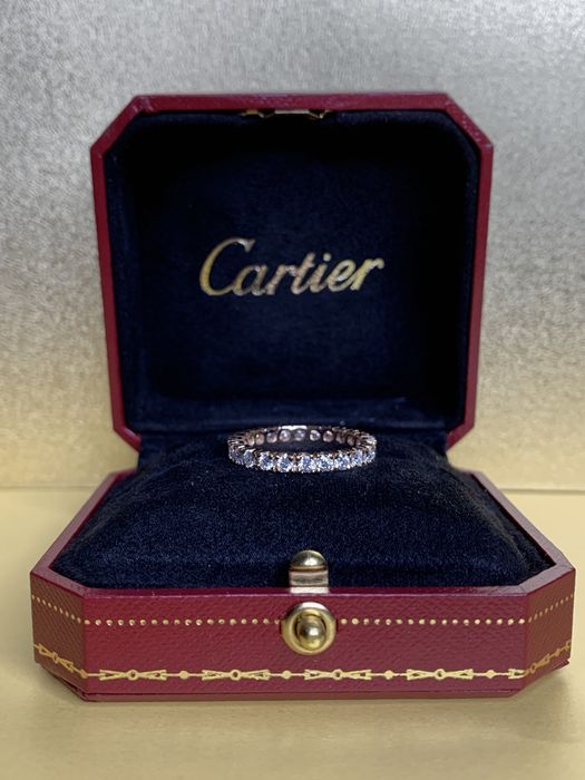 Золота каблучка з діамантами в стилі Cartier.