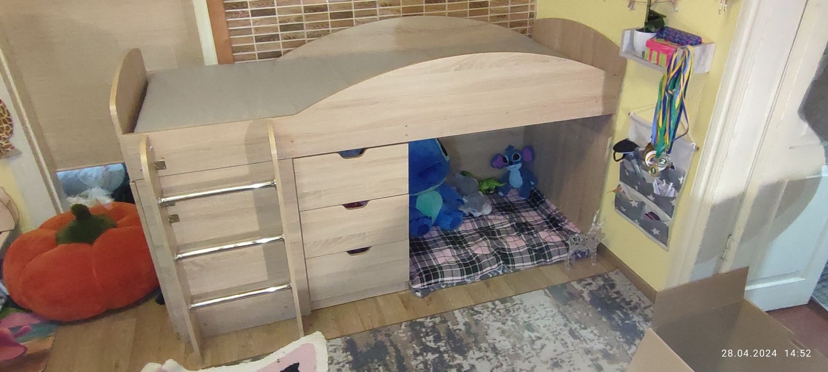 Кровать детская с лестницей