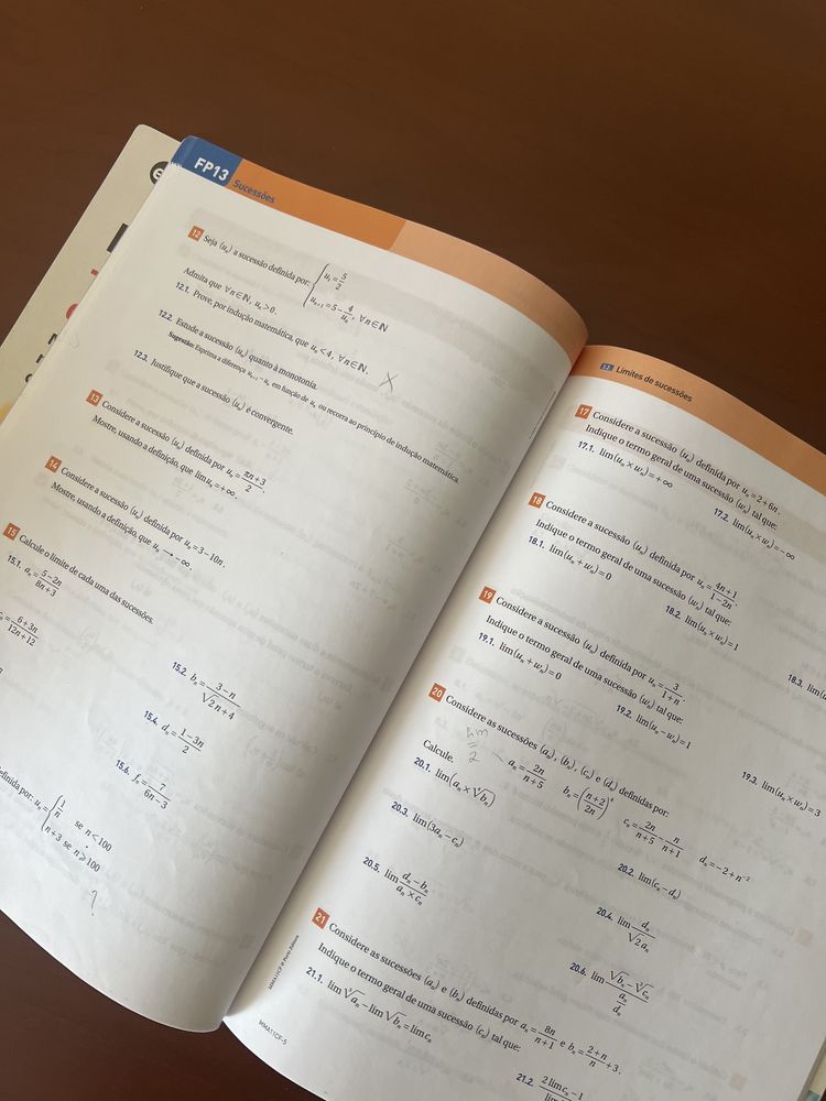 Cadernos de atividades de 5 disciplinas do 11 ano