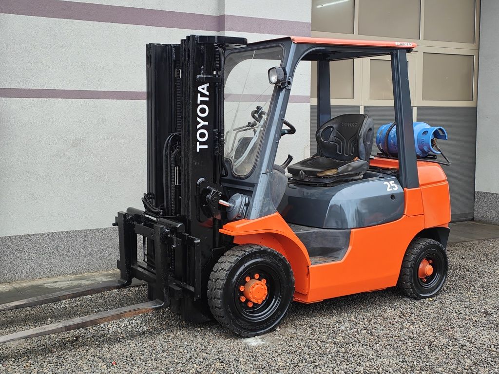 Wózek widłowy Toyota 7FG25 Lpg 2.5T Triplex 4.3m z Niemiec Wolny Skok