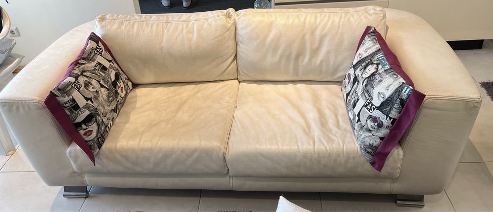 Sofá branco com almofadas