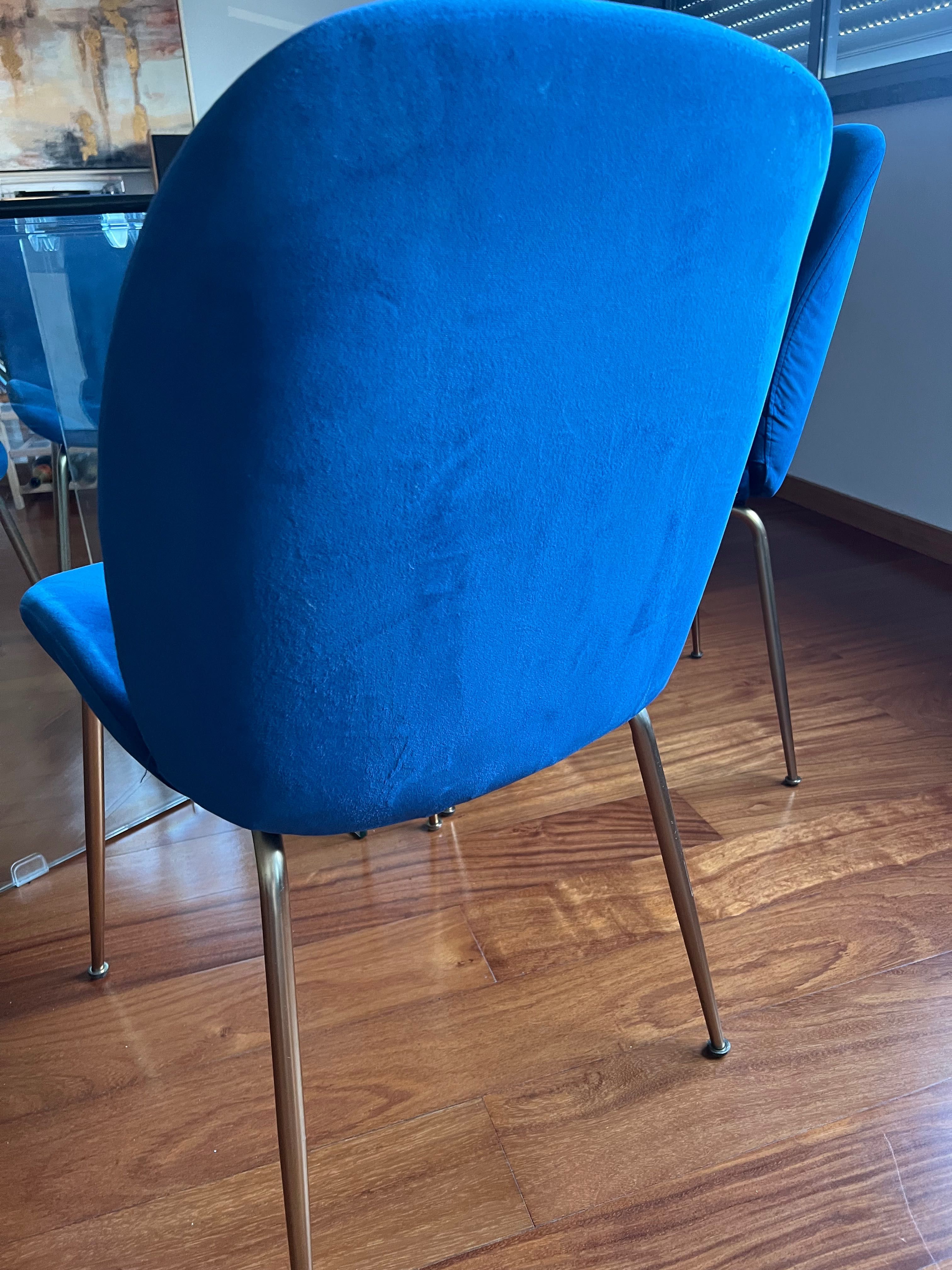 Mesa em vidro com cadeiras