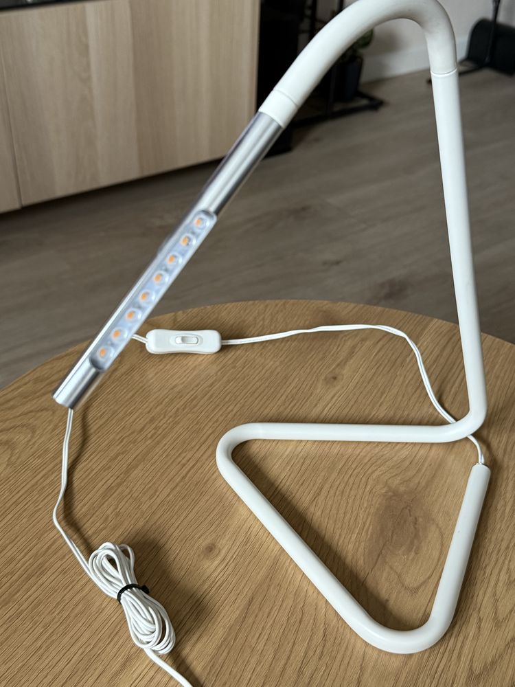 Biały mały lampka biurkowa – USB, regulowana, bez uszkodzeń