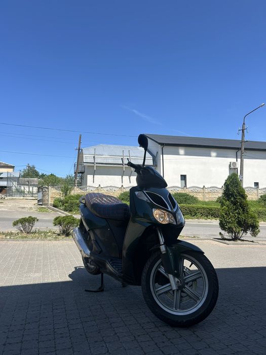 Скутер мотоцикл aprilia sport city