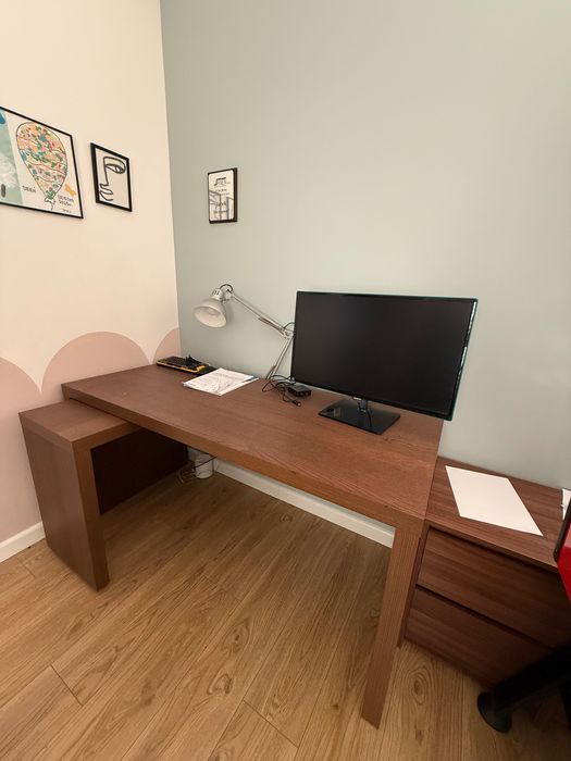 Brązowe biurko z wysuwanym panelem Malm Ikea. Dostępne dwie sztuki