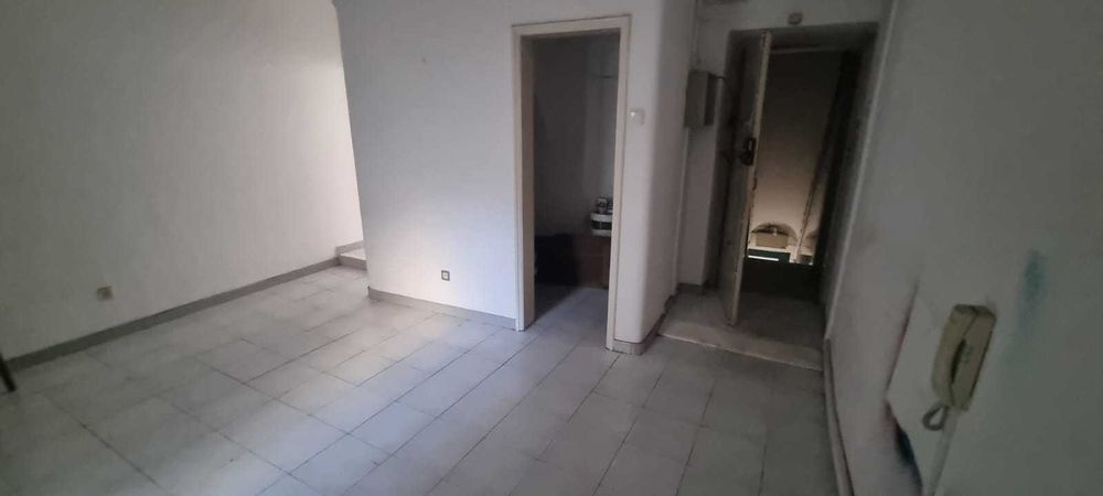 Escritório para arrendamento – Rua Serpa Pinto, nº 53 (1º Frente)