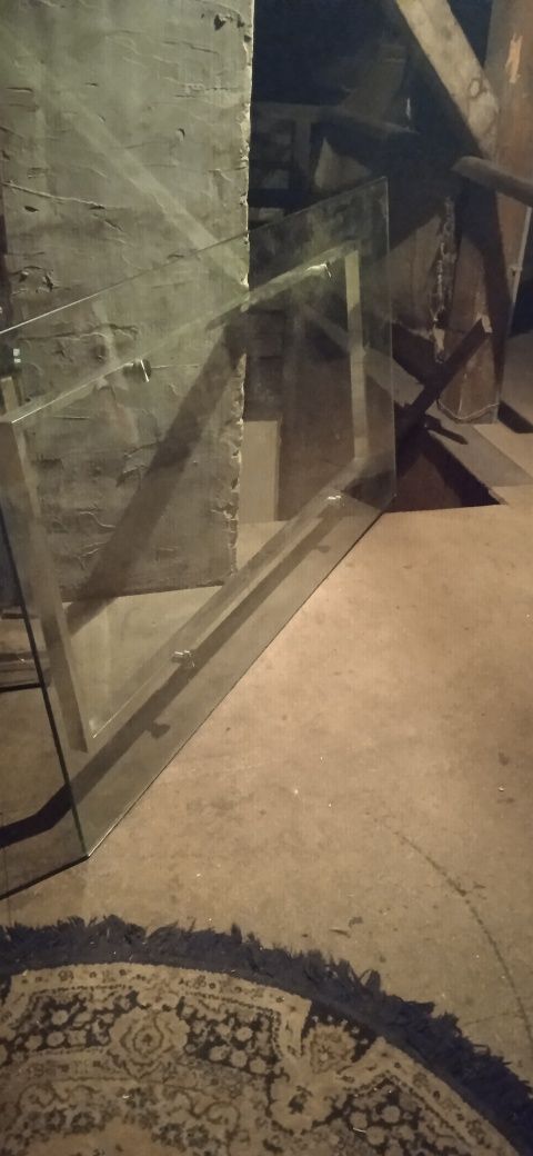 Duży stylowy szklany stół