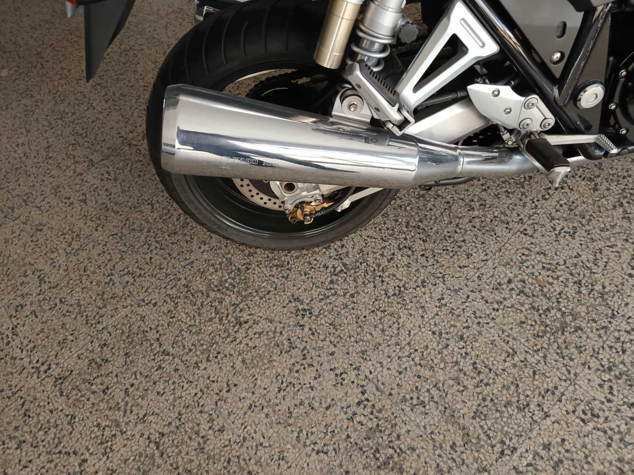 Suzuki GSX 1400 Cinza Prata - Novas fotos.