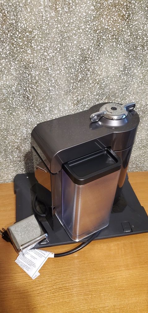 Капсульна кавоварка DeLonghi Nespresso Vertuo ENV135GY, б/в, як нова
