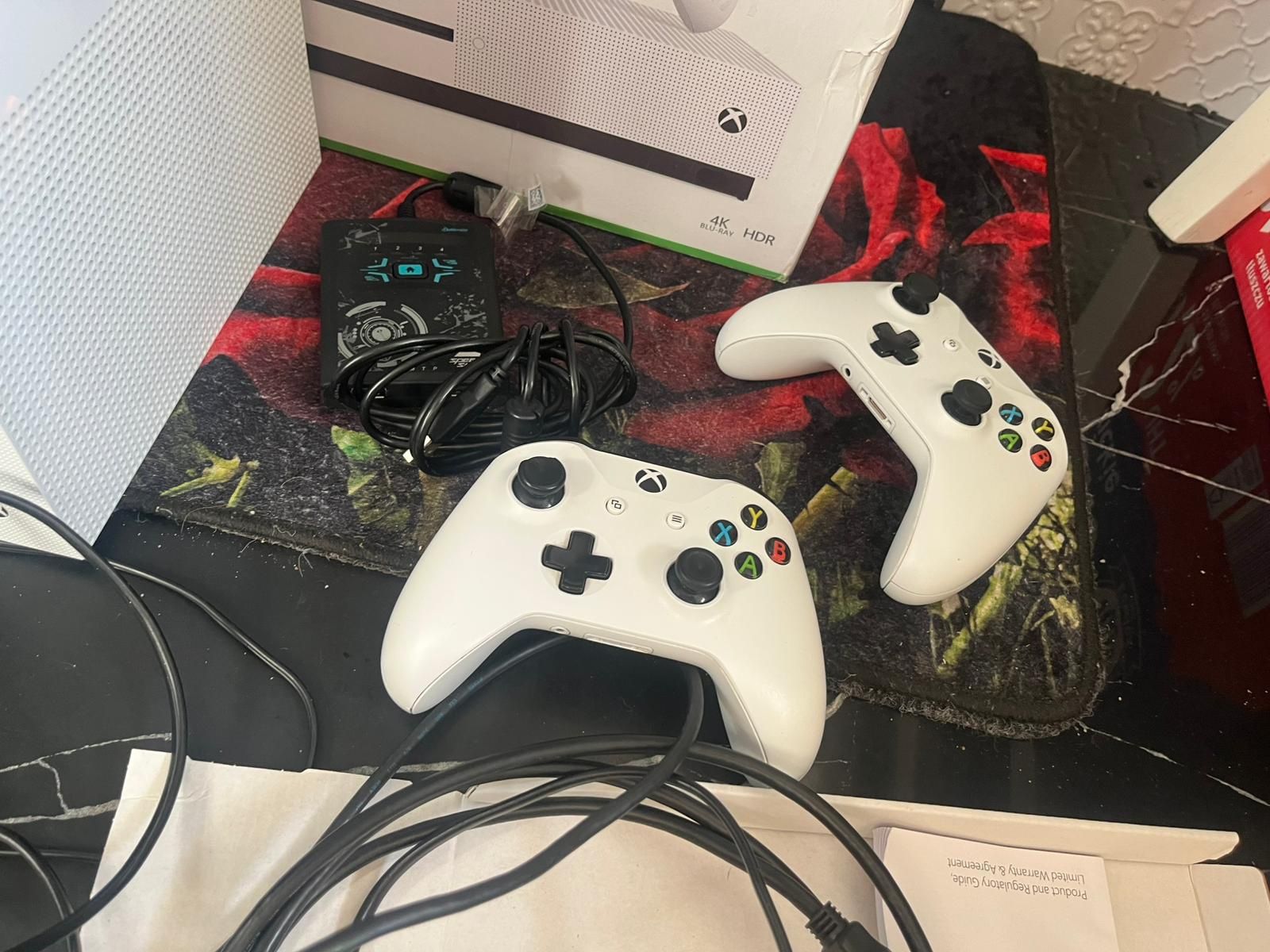 Xbox one s+Kinect+2 Pady 1 TB Pudełko kable wszystko jak nowe z napęde