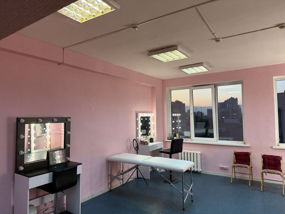 Оренда місця бровиста візажиста лашмейкера Лівобережна