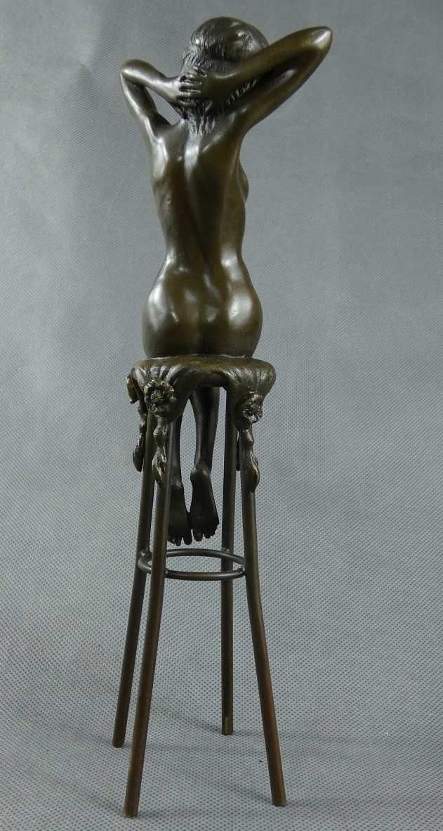 AKT Kobieta siedząca na krześle BRĄZ figura RZEŹBA 27 cm sygnatura