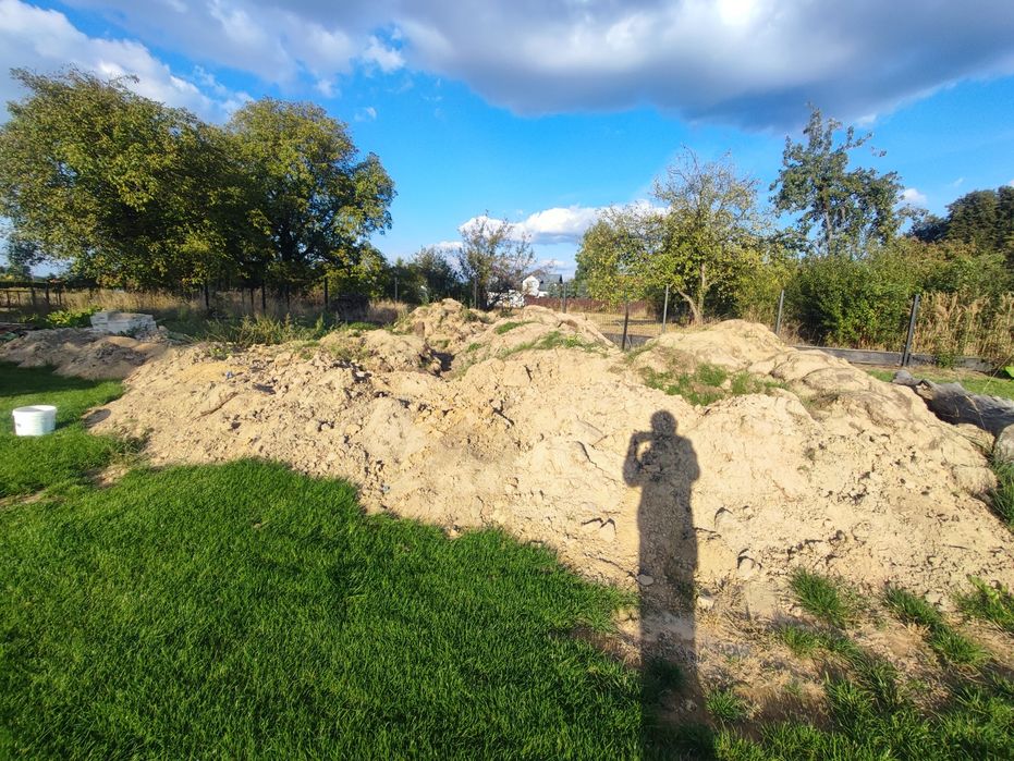 Oddam humus, ziemę, gruz