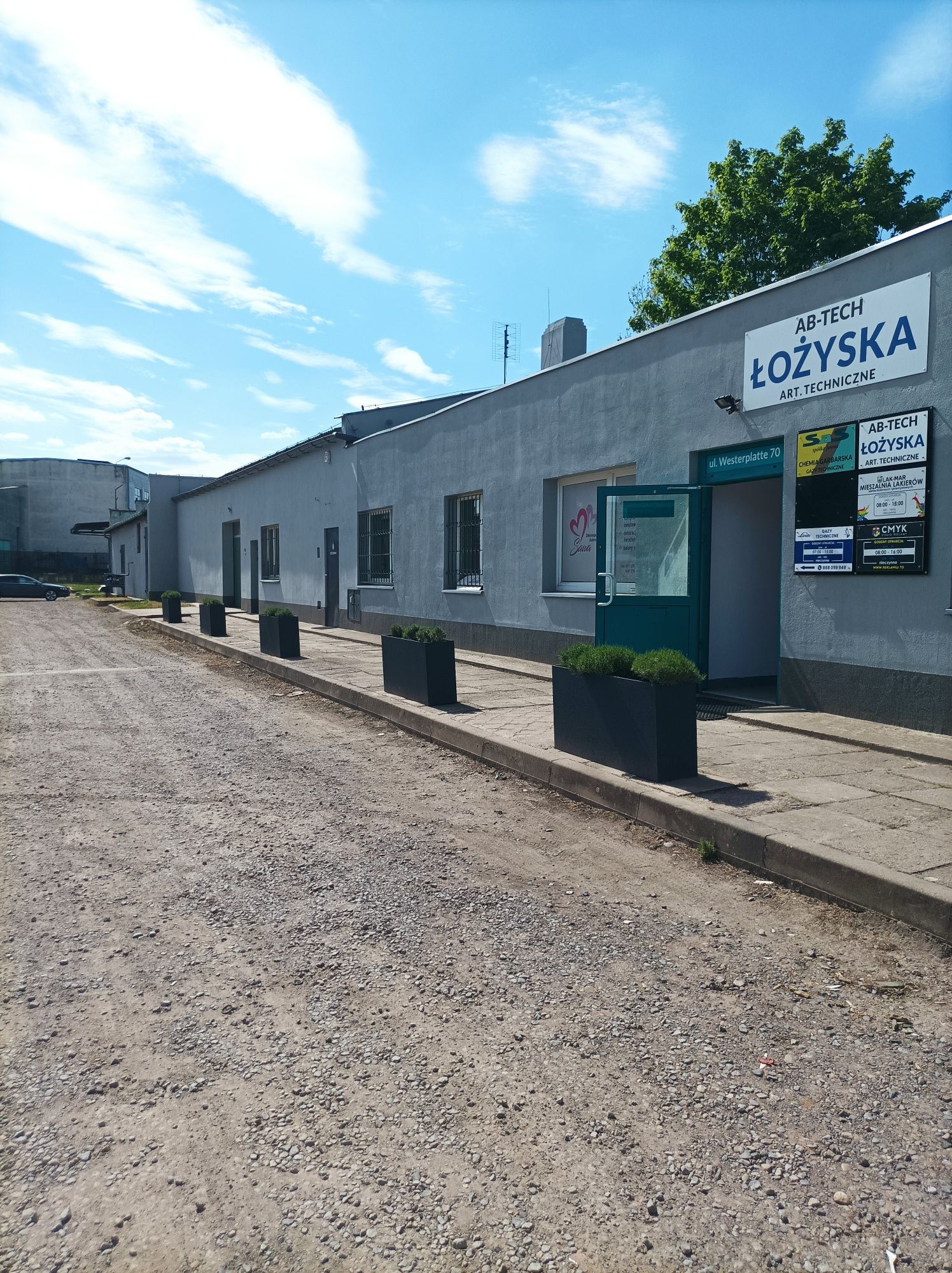 Pomieszczenia biurowo sklepowe magazynowe
