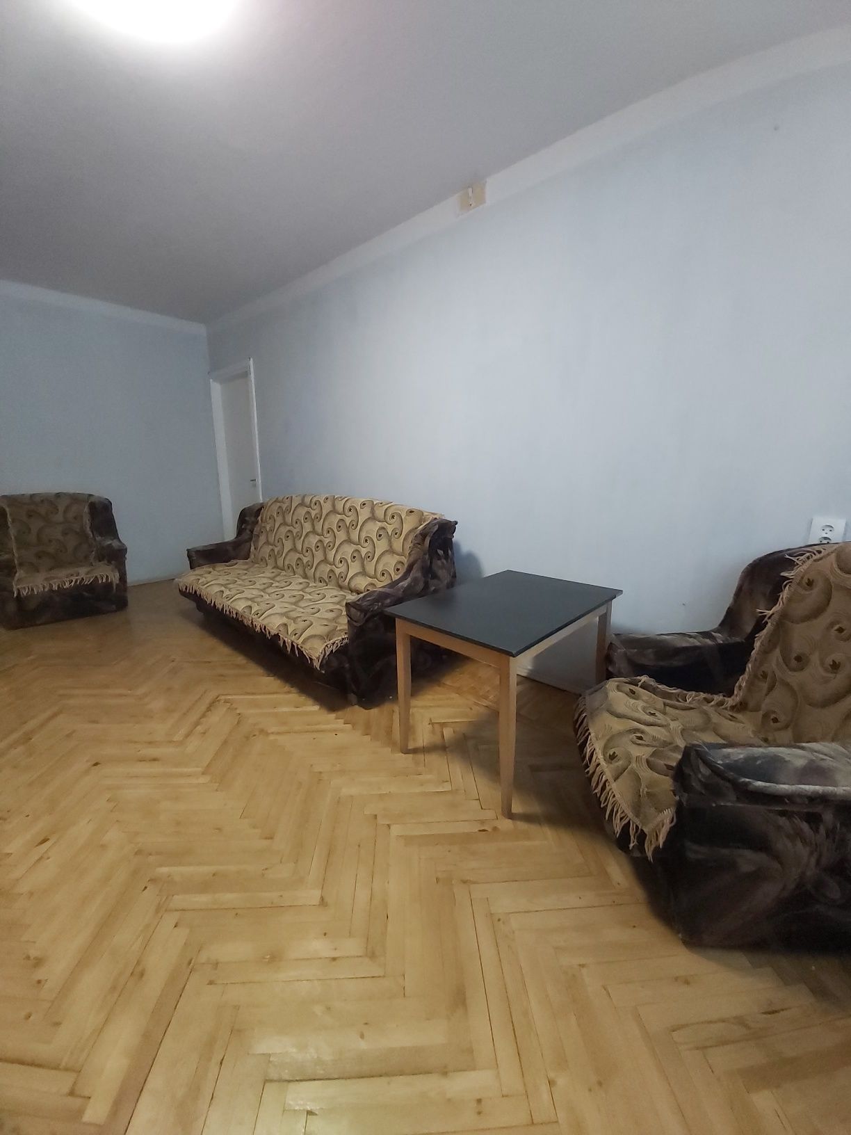 В продаже 2 комнатная в районе ТРК" Украина ",2 этаж
