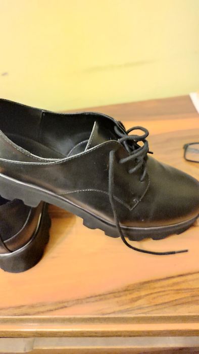Buty damskie zakryte.