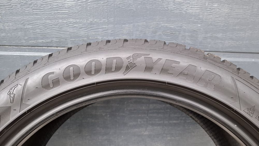 Goodyear 225/45 R18 UltraGrip 2022