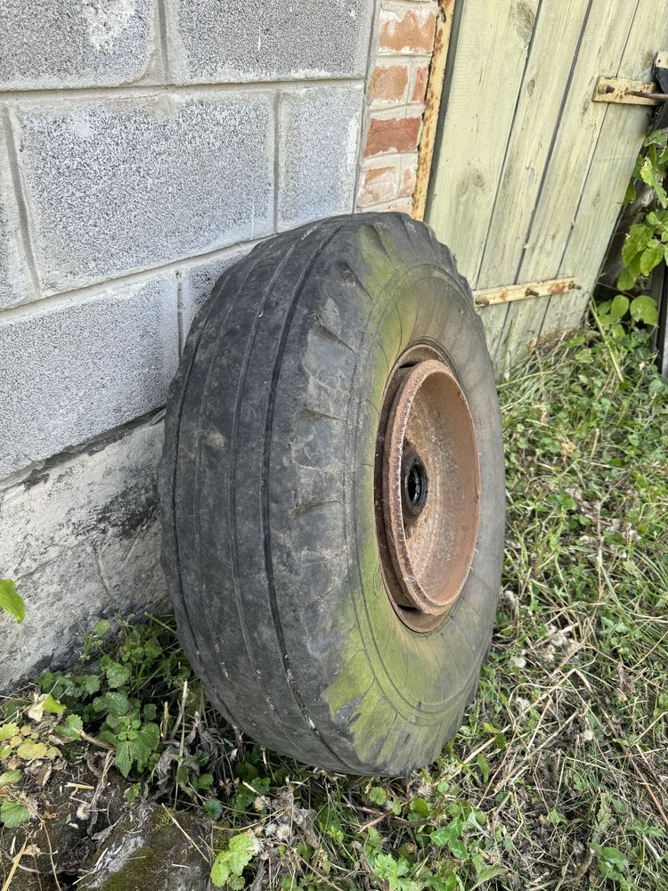 Колесо в сборе со ступицей на прицеп 2ПТС4