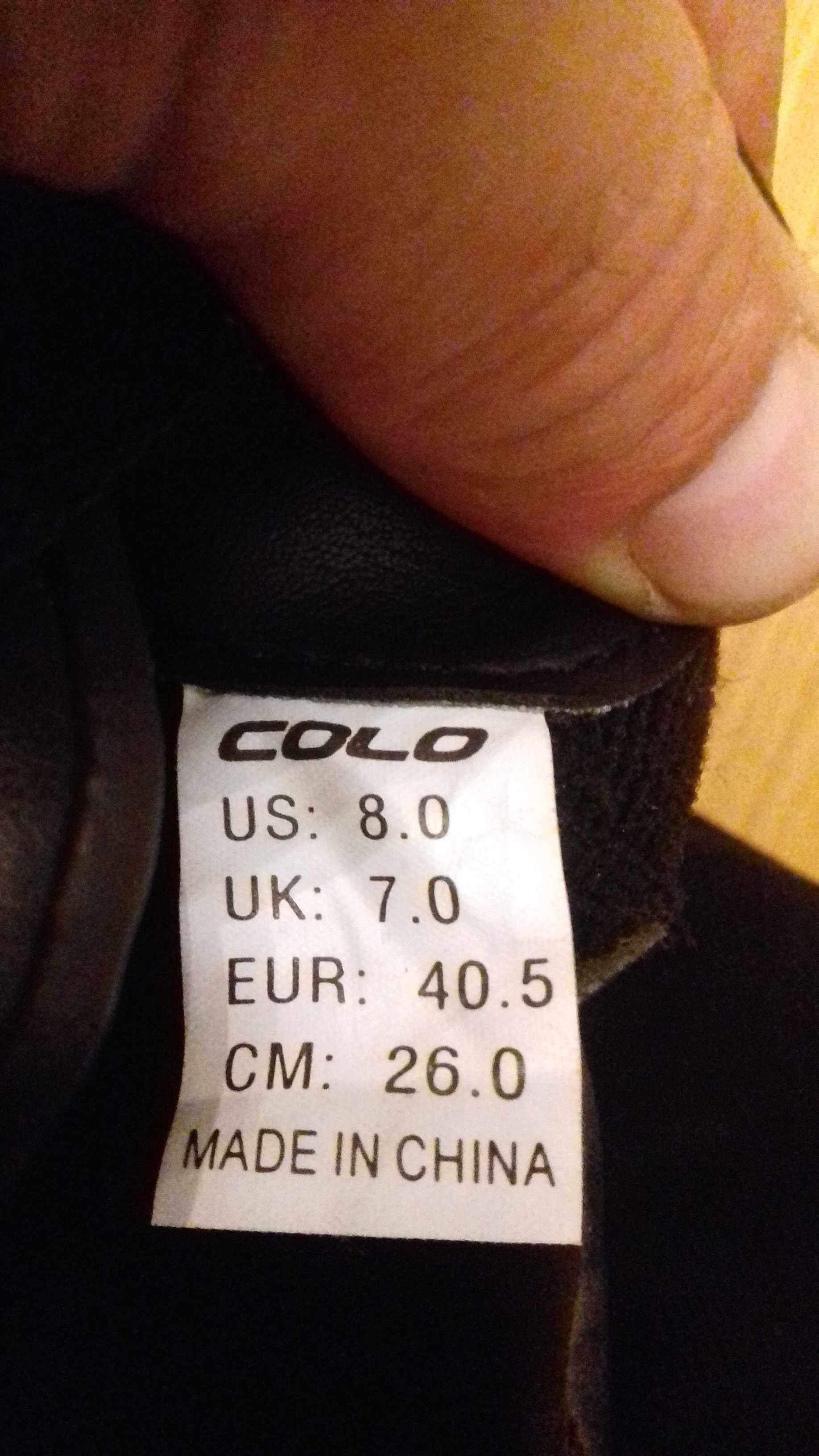 Buty do gry w piłkę nożną firmy Colo.
