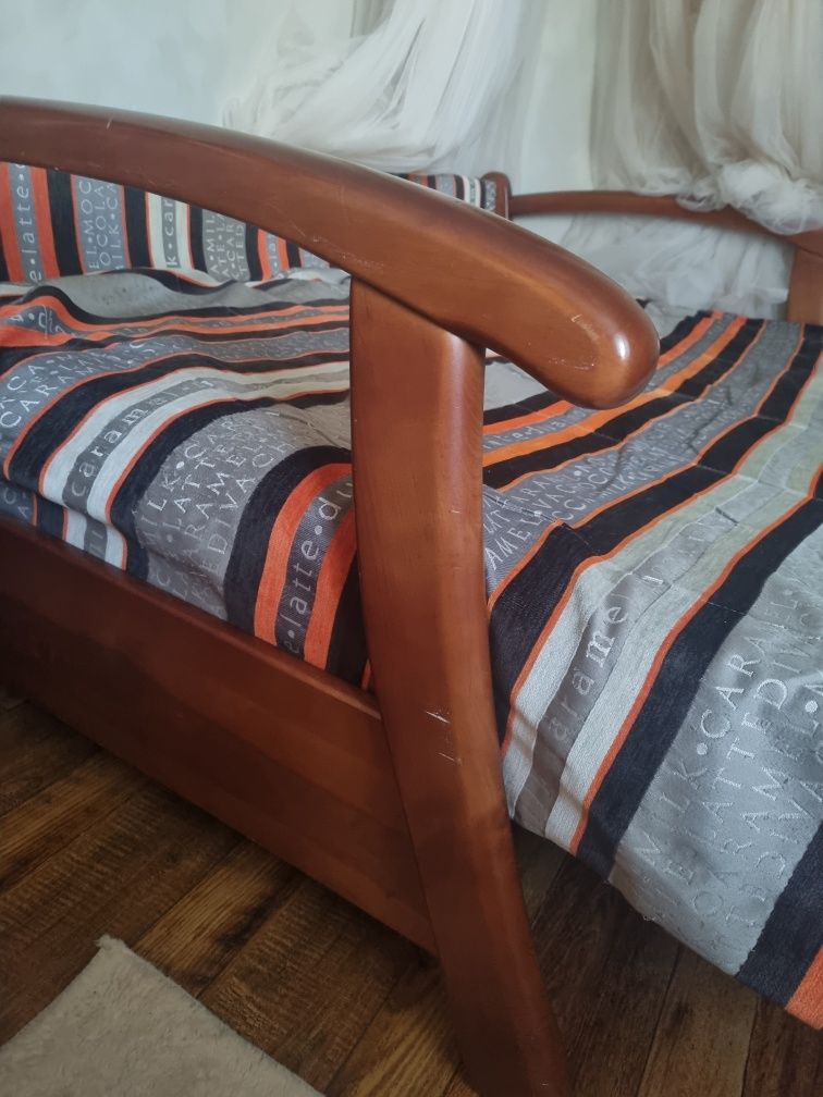 Ортопедичний диван-ліжко Мадрид з ламелями, натуральне дере