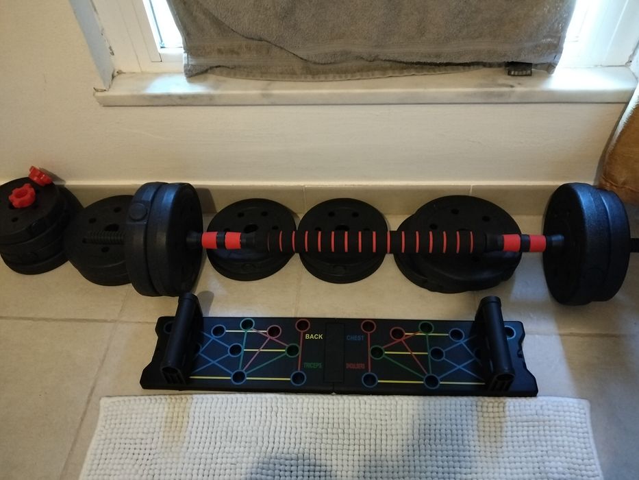 Conjunto alteres + barra para musculação com 30kg + prancha de flexão.