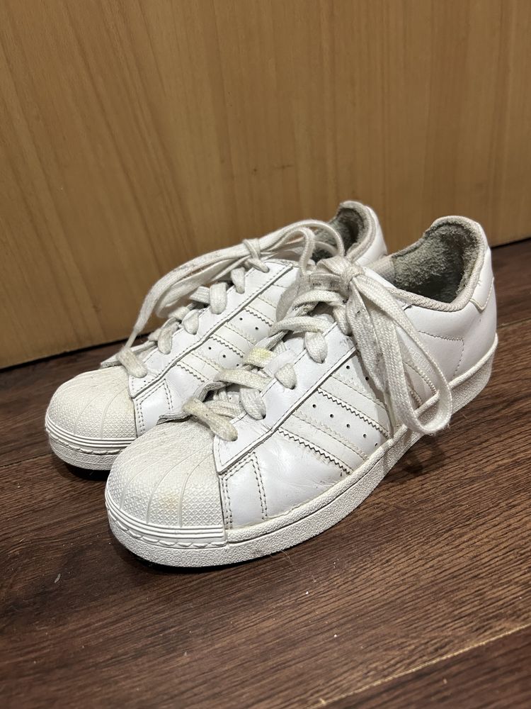 Białe buty sportowe Adidas superstar