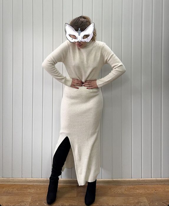 Молочна в’язана сукня міді — тепла, стильна, ідеальна для фотосесій