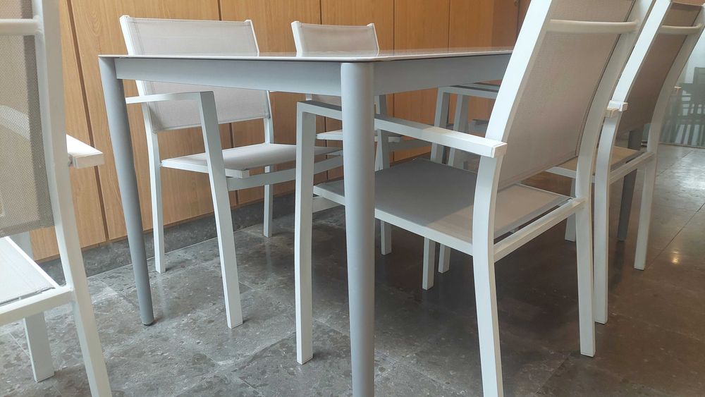 Conjunto de mesa com tampo em vidro lacado e 6 cadeiras - Exterior