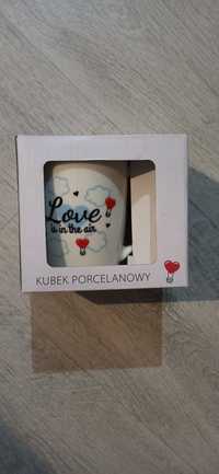 Kubek porcelanowy z napisem Love is in the air