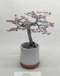 Elegância Atemporal: Bonsai de Arame com Folhagem Rosa