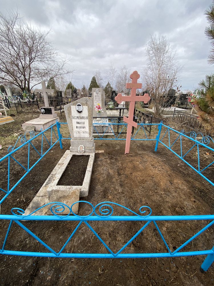 Уборка могил покраска оград. Уход за могилами на кладбище