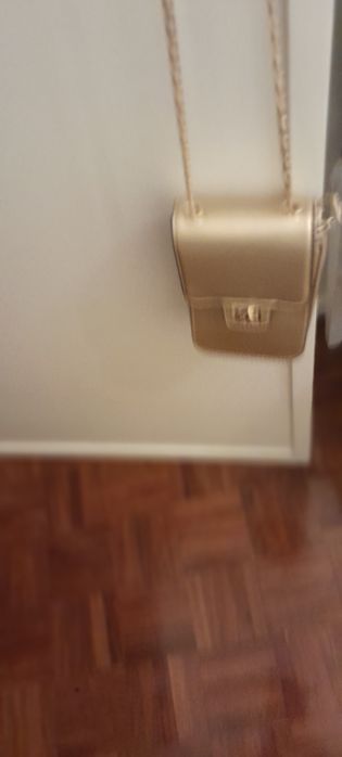 Mala pequena /em dourado