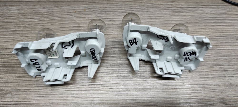 WKŁAD OPRAWKA LAMPY AUDI A4 B7 KOMBI AVANT W KLAPĘ PRAWY LEWY
