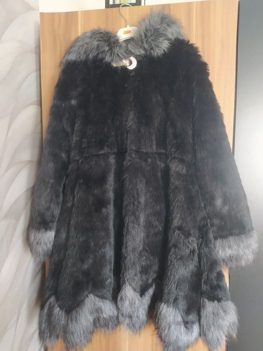 Sztuczne futro z kapturem do kolan jak nowe rozkloszowane Lanshifei