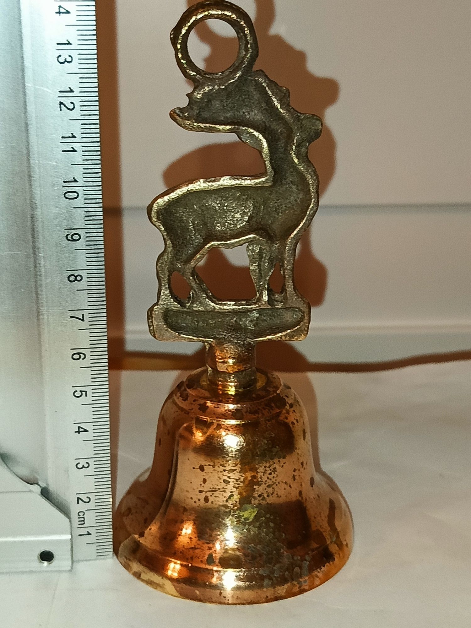 Dzwonek stołowy z uchwytem małej rzeźby