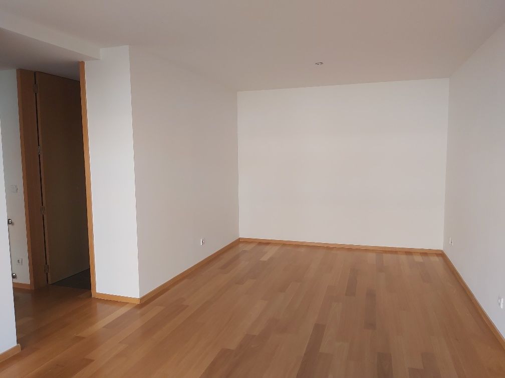 T1- com garagem e bem localizado.