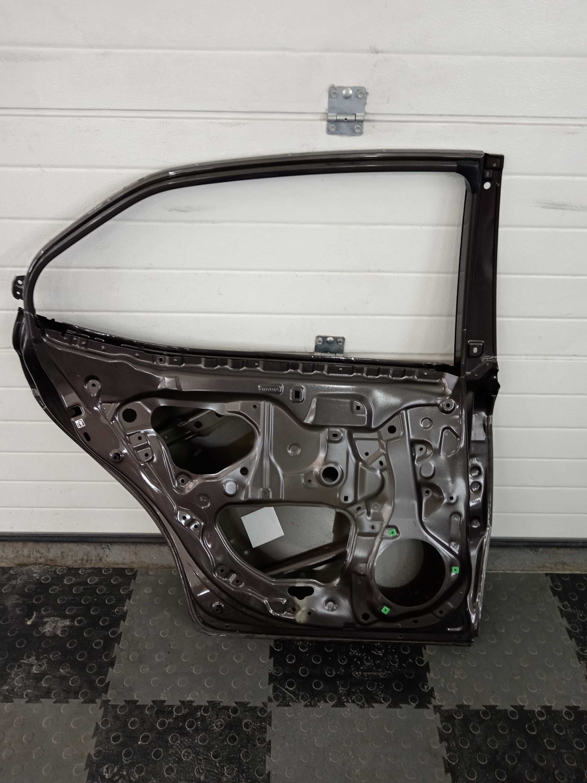 Двері голі задні ліві Toyota Camry v70 18-24 6700433260