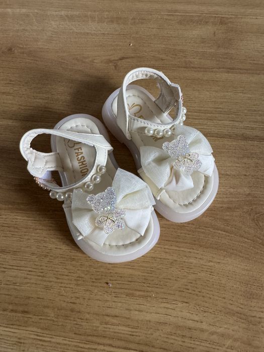 Босоніжки для дівчинки