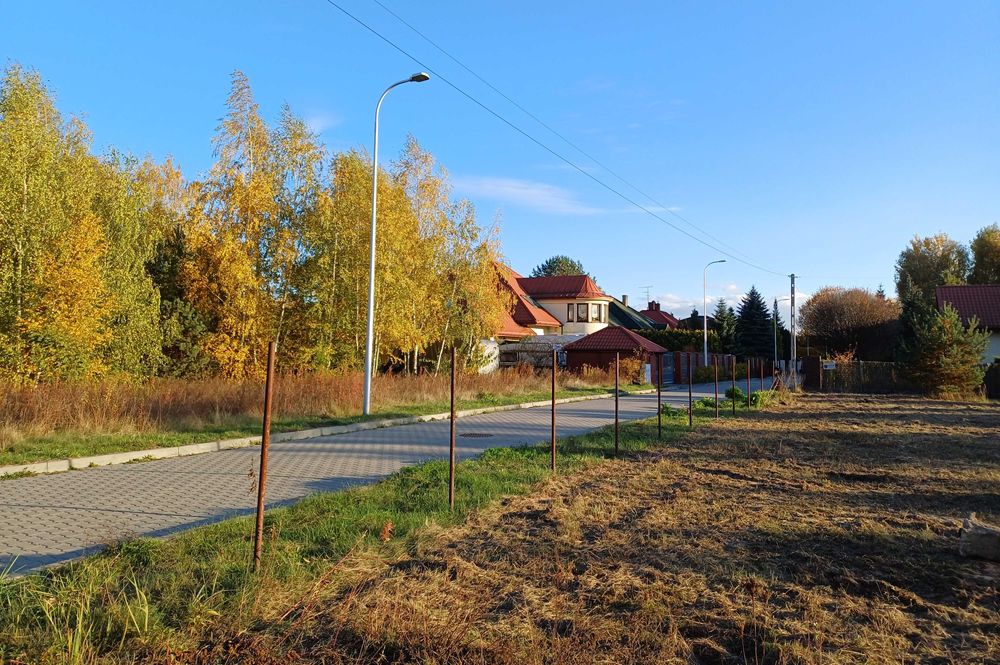 Działka budowlana 1050 m² Rusiec – zieleń, media, cisza, 3 min do S8