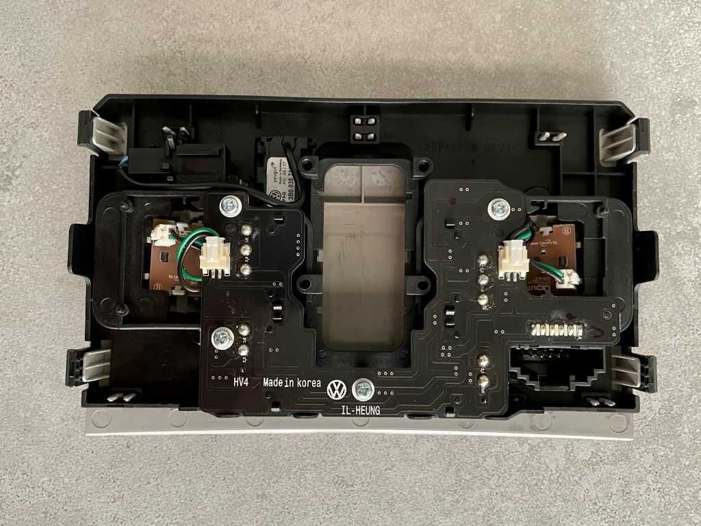 lampka podsufitówki LED 5TA947105B VW Golf Tiguan