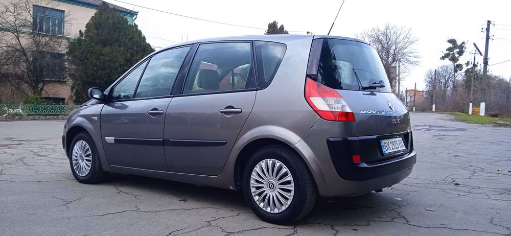 Мінівен Renault Scenic 2005 року. Двигун 1,5 DCI