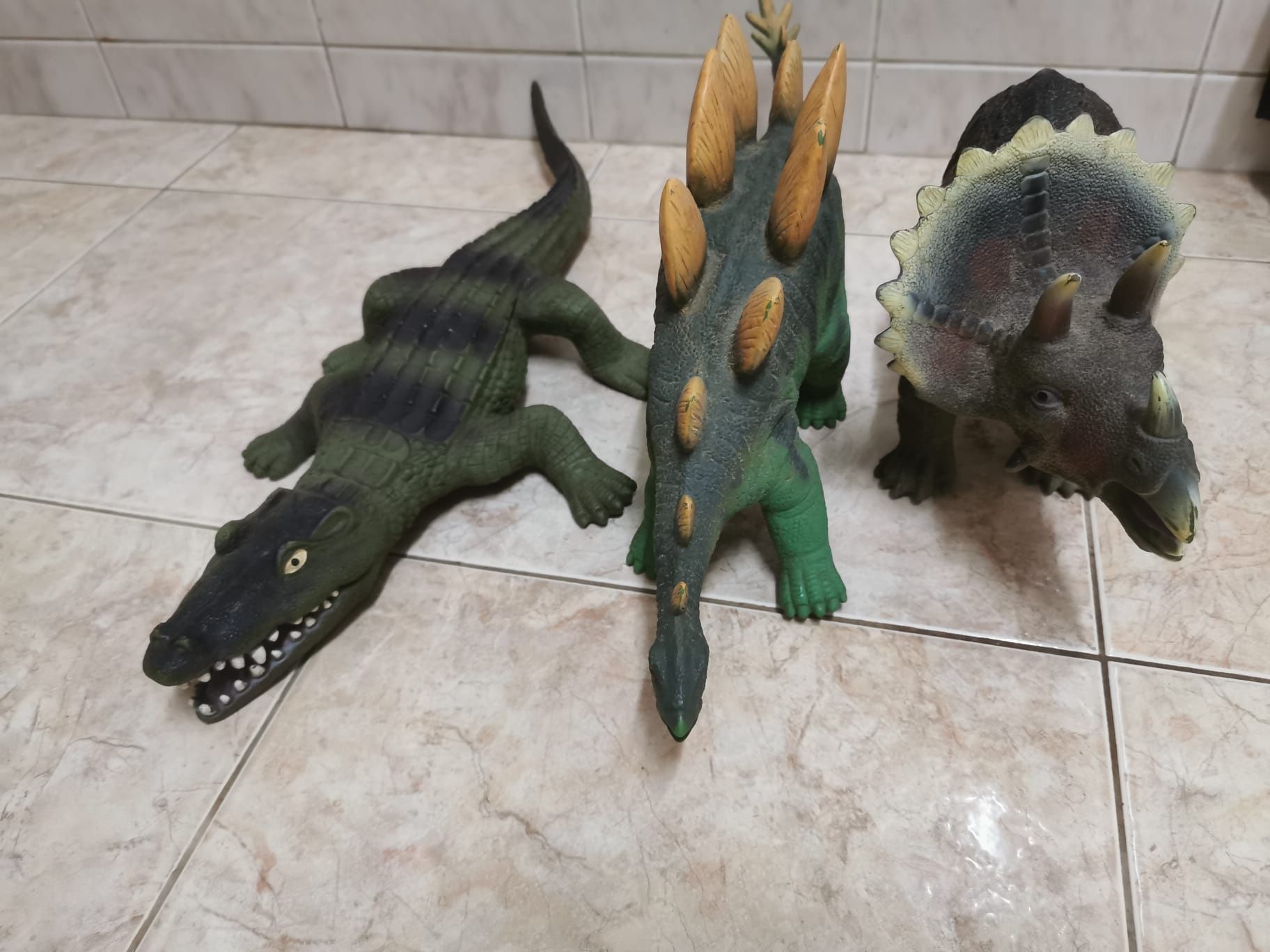 Dinossauros / crocodilo / javali médios