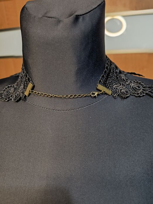 Gotycki koronkowy choker z czarnym kamieniem i łańcuszkami