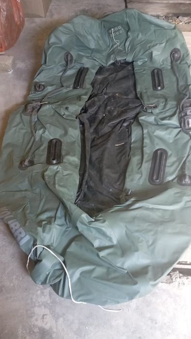 Двухместная лодка с мотором