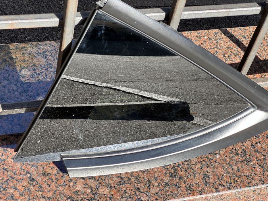 Форточка глухое стекло задняя левая Tesla Model Y 20-25