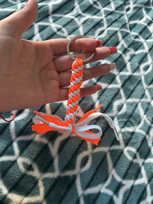 Porta chaves em branco e laranja