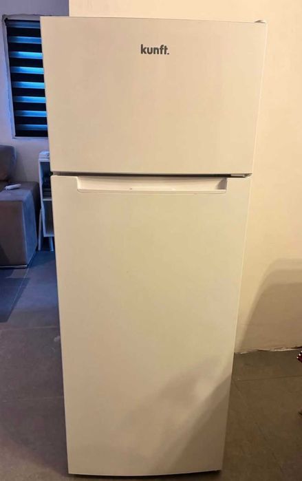 Frigorífico com pouco mais de um ano