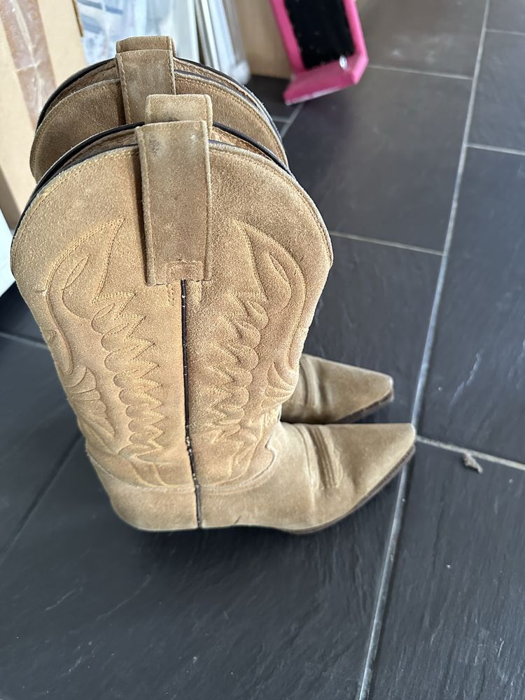 Botas usadas em pele